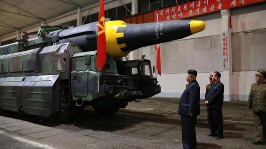 Nhà lãnh đạo Triều Tiên Kim Jong Un thị sát một đơn vị tên lửa - Ảnh: KCNA/CNBC.<br>