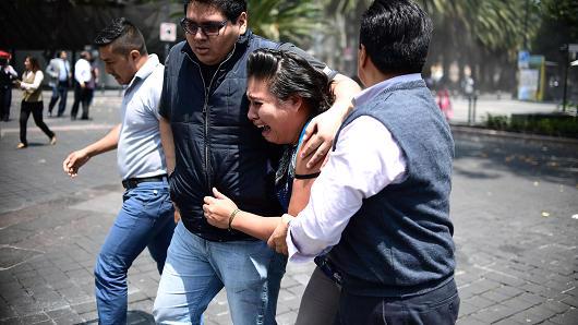Nhiều người ở Mexico City hoảng loạn khi xảy ra động đất ngày 19/9 - Ảnh: Getty/CNBC.<br>