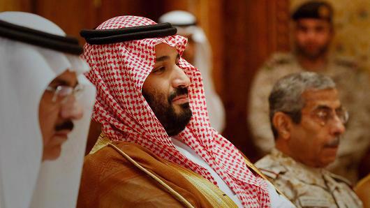 Thái tử Saudi Arabia Mohammed bin Salman (thứ hai từ trái qua) - Ảnh: Getty/CNBC.<br>