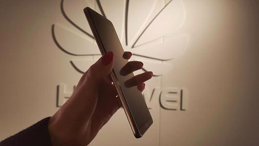 Chiếc smartphone Mate 10 Pro được Huawei giới thiệu ở London ngày 16/10 - Ảnh: CNBC.<br>