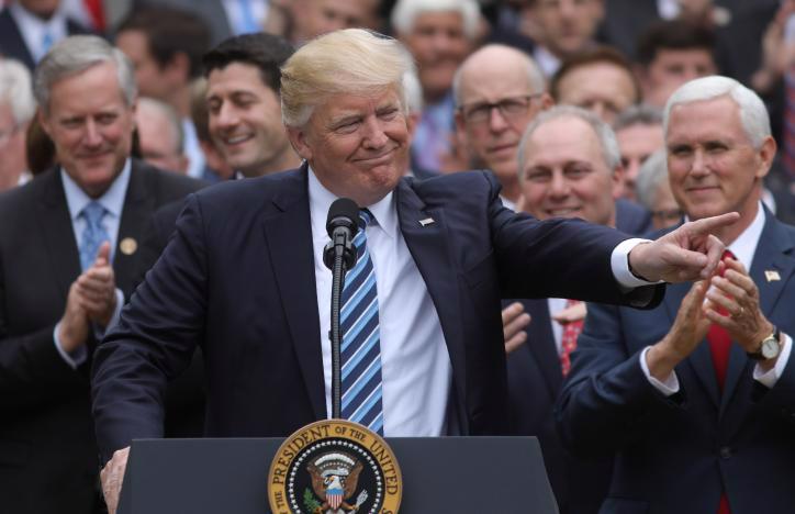 Tổng thống Mỹ Donald Trump phát biểu tại Vườn Hồng, Nhà Trắng, ngày 4/5 sau khi dự luật dỡ bỏ Obamacare được Hạ viện thông qua - Ảnh: Reuters.<br>