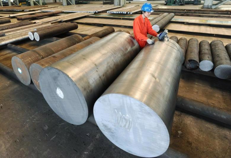 Bên trong một nhà máy sản xuất thép ở Đại Liên, Liêu Ninh, Trung Quốc - Ảnh: Reuters.<br>