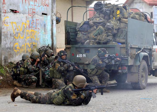 Quân đội Philippines vẫn chưa thể giải phóng hoàn toàn thành phố Marawi do vấp phải sự kháng cự quyết liệt của phiến quân - Ảnh: Reuters. 