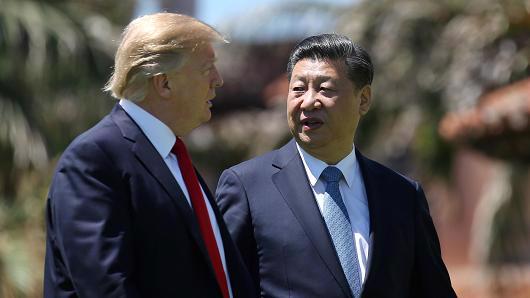 Tổng thống Mỹ Donald Trump (trái) và Chủ tịch Trung Quốc Tập Cận Bình trong cuộc gặp ở Florida, Mỹ, tháng 4/2017 - Ảnh: Reuters/CNBC.<br>