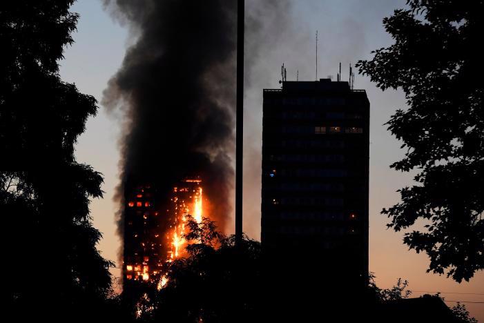 Chung cư Grenfell Tower bị cháy ở London ngày 14/6 - Ảnh: Reuters.<br>