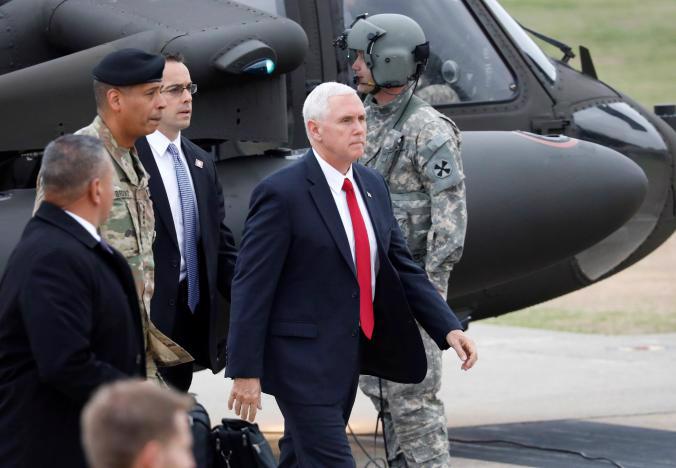Phó tổng thống Mỹ Mike Pence thăm căn cứ Mỹ gần khu phi quân sự giữa hai miền Triều Tiên sáng 17/4 - Ảnh: Reuters.<br>