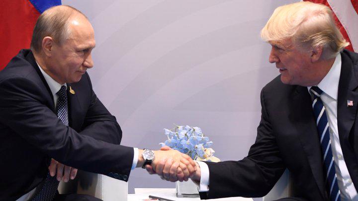 Tổng thống Nga Vladimir Putin (trái) và Tổng thống Mỹ Donald Trump trong cuộc gặp chính thức diễn ra bên lề thượng đỉnh G20 ở Hamburg, Đức hôm 7/7 - Ảnh: Time.<br>