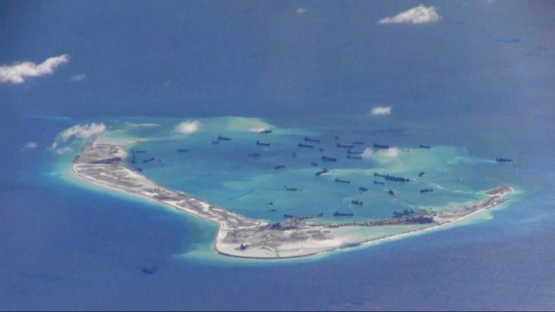 Ảnh chụp từ trên cao vào năm 2015 cho thấy hoạt động bồi lấp trái phép 
của Trung Quốc ở bãi Vành Khăn thuộc quần đảo Trường Sa của Việt Nam - 
Ảnh: Hải quân Mỹ/Reuters.