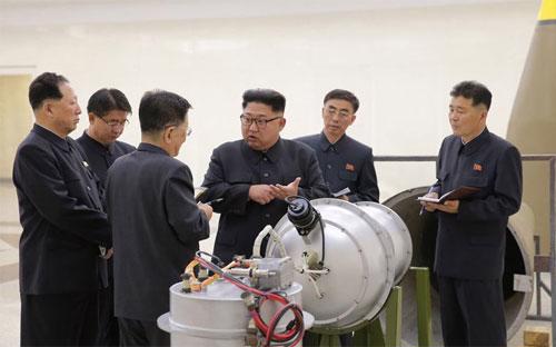 Nhà lãnh đạo Triều Tiên Kim Jong Un thăm một cơ sở hạt nhân của nước này - Ảnh: KCNA/EPA.<br>