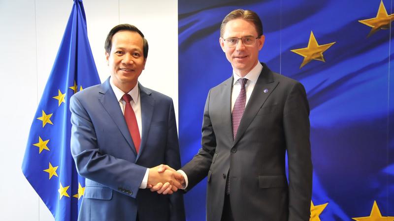 Bộ trưởng Đào Ngọc Dung và ông Jyrki Katainen, Phó Chủ tịch Ủy ban châu Âu phụ trách về vấn đề việc làm. Ảnh: TTXVN. 