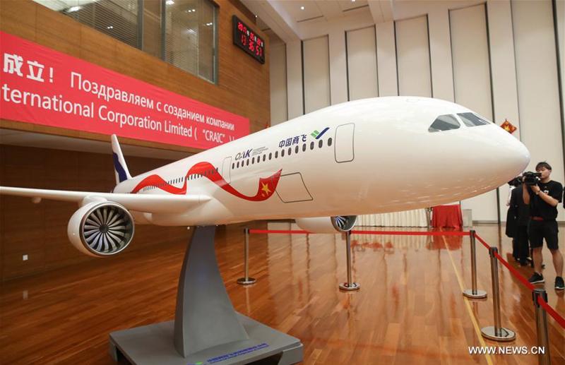 Mô hình chiếc máy bay chở khách dự kiến sẽ do liên doanh Trung - Nga sản xuất được trưng bày trong một buổi lễ ở Thượng Hải ngày 22/5 - Ảnh: Tân Hoa Xã.<br>