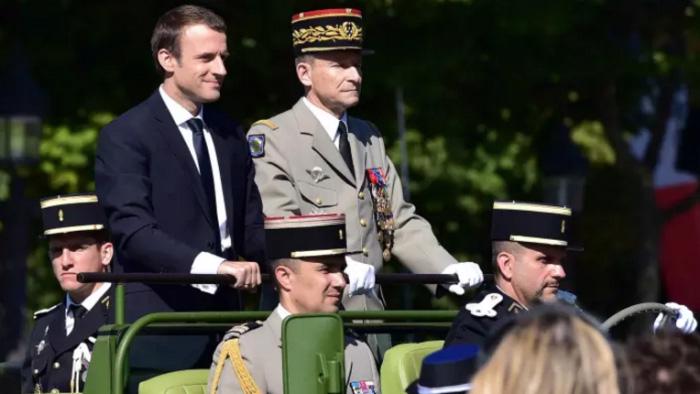 Tổng thống Pháp Emmanuel Macron (trái) và tướng Pierre de Villiers - Ảnh: FT.<br>