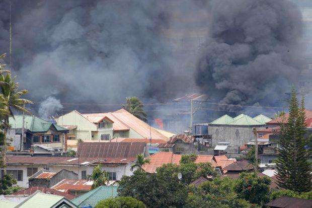 Những cột khói bốc cao sau một vụ không kích của lực lượng Chính phủ Philippines nhằm giải phóng thành phố Marawi khỏi phiến quân Maute, ngày 27/5 - Ảnh: Reuters.<br>