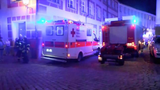 Cảnh sát và lực lượng cứu hộ có mặt tại hiện trường vụ nổ ở Nuremberg, Đức, ngày 24/7 - Ảnh: Reuters.<br>