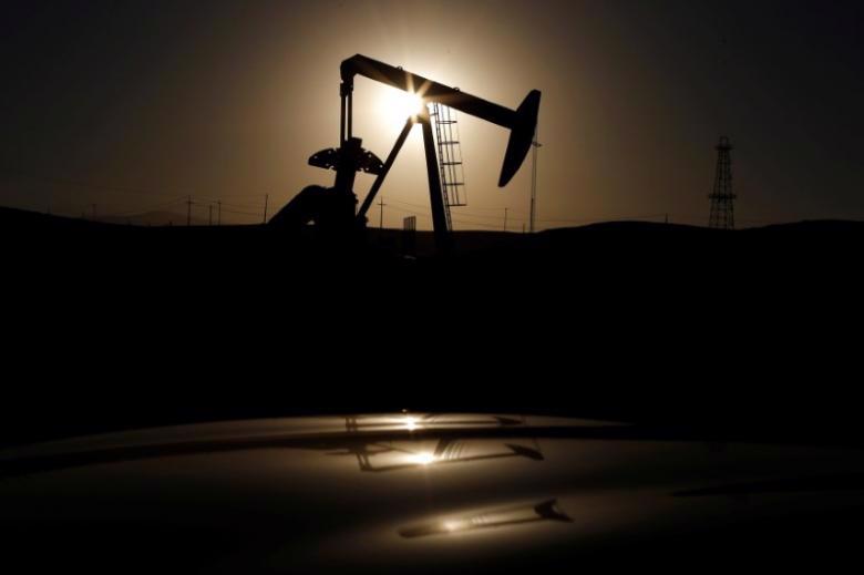 Một máy bơm dầu ở mỏ dầu Bakerfields, California, Mỹ, tháng 10/2014 - Ảnh: Reuters.<br>