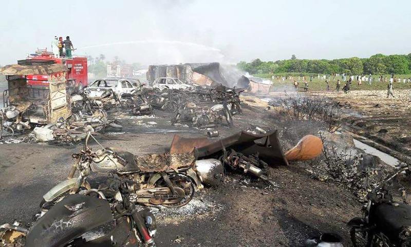 Hiện trường vụ nổ xe chở dầu ở Pakistan ngày 25/6.<br>