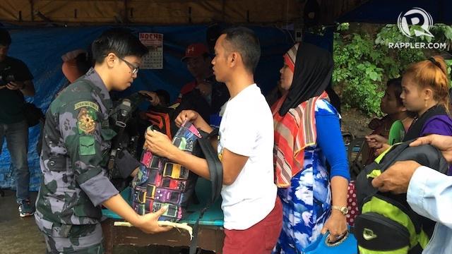 Người dân sơ tán từ Marawi đến Iligan đang được nhà chức trách kiểm tra hành lý ngày 24/5 - Ảnh: Rappler.<br>