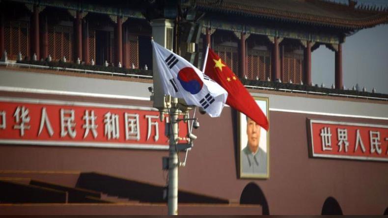 Cờ Trung Quốc và Hàn Quốc trên quảng trường Thiên An Môn ở Bắc Kinh, Trung Quốc, tháng 1/2012 - Ảnh: Reuters.