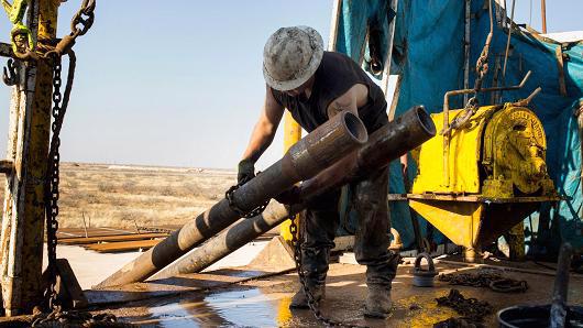 Tổng cộng, nguồn cung dầu toàn cầu giảm 720.000 thùng/ngày trong tháng 8 - Ảnh: Getty/Bloomberg/CNBC.<br>
