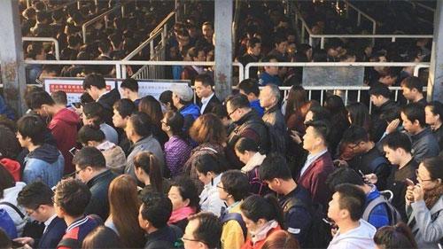 Các biện pháp kiểm tra an ninh sẽ được tăng cường tại mọi nhà ga ở Bắc Kinh từ sáng ngày thứ Ba (17/10) - Ảnh: Weibo/SCMP.<br>