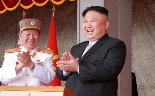 Nhà lãnh đạo Triều Tiên Kim Jong Un trong lễ kỷ niệm 105 năm ngày sinh lãnh tụ Kim Nhật Thành hồi tháng 4 năm nay - Ảnh: KCNA/Reuters.<br>