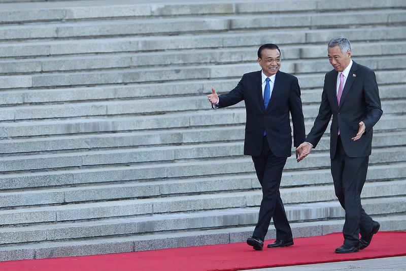 Thủ tướng Singapore Lý Hiển Long (phải) và Thủ tướng Trung Quốc Lý Khắc Cường trong cuộc gặp tại Bắc Kinh, Trung Quốc ngày 19/9 - Ảnh: Getty/Bloomberg.<br>