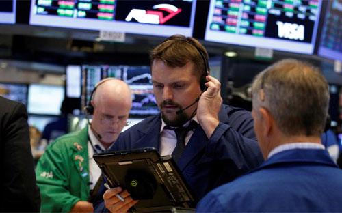 Các nhà giao dịch chứng khoán ở thị trường Phố Wall phiên ngày 12/7 - Ảnh: Reuters.<br>