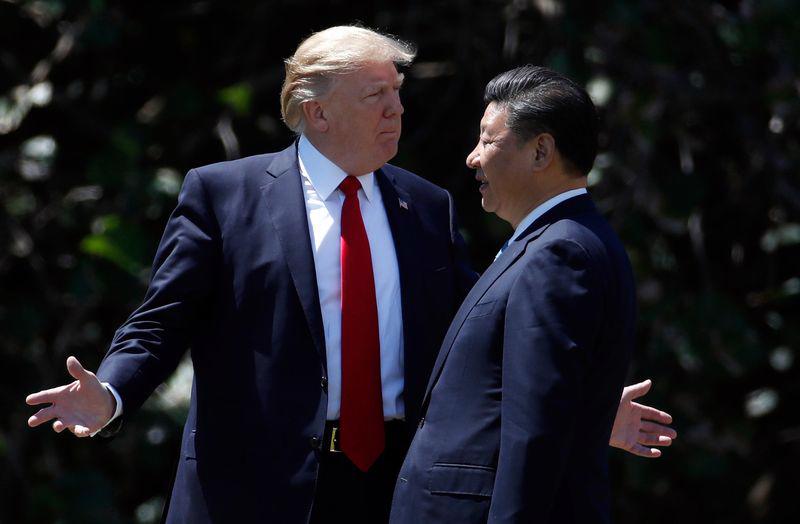 Tổng thống Mỹ Donald Trump (trái) và Chủ tịch Trung Quốc Tập Cận Bình trong cuộc gặp ở Florida, Mỹ hôm 7/4 - Ảnh: AP/Bloomberg.<br>