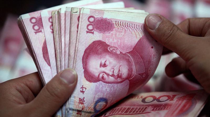 Bắc Kinh đã dùng những biện pháp ít ngờ tới để hỗ trợ tỷ giá, bao gồm 
thắt chặt kiểm soát vốn và “đốt” hơn 800 tỷ USD dự trữ ngoại hối trong 
vòng 2 năm qua.