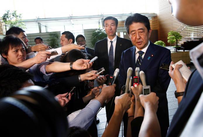 Thủ tướng Nhật Bản Shinzo Abe phát biểu trước báo giới ở Tokyo sáng 3/7 - Ảnh: Reuters.<br>