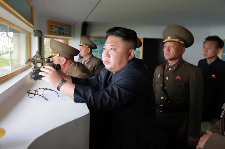 Nhà lãnh đạo Triều Tiên Kim Jong Un trong một chuyến thị sát doanh trại quân đội&nbsp; - Ảnh: KCNA/Reuters.<br>