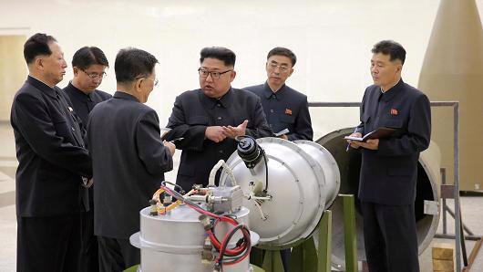 Nhà lãnh đạo Triều Tiên Kim Jong Un thị sát một cơ sở hạt nhân của nước này - Ảnh: KCNA/Reuters.<br>
