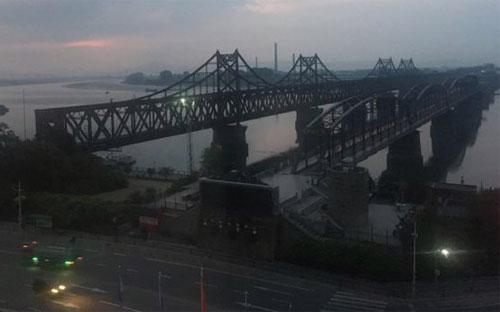 Cây cầu bắc qua sông Yalu nằm ở biên giới Trung Quốc-Triều Tiên - Ảnh: BBC.<br>