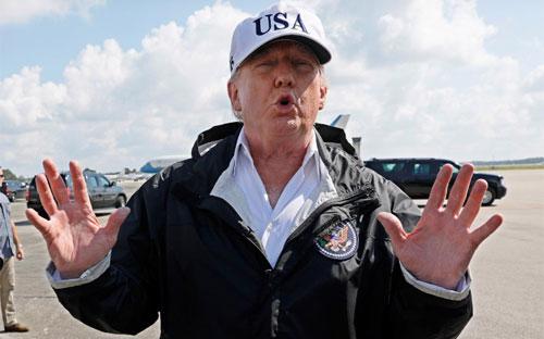Tổng thống Mỹ Donald Trump phát biểu trước báo giới tại Florida vào ngày 14/9, trong chuyến thị sát công tác khắc phục hậu quả bão Irma - Ảnh: Reuters.<br>