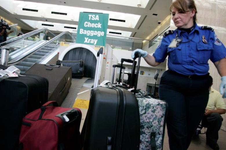 Kiểm tra hành lý ký gửi ở Sân bay Quốc tế Los Angeles, Mỹ - Ảnh: Reuters.<br>
