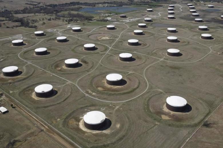 Những bể chứa dầu ở cảng dầu Cushing, bang Oklahoma, Mỹ - Ảnh: Reuters.<br>