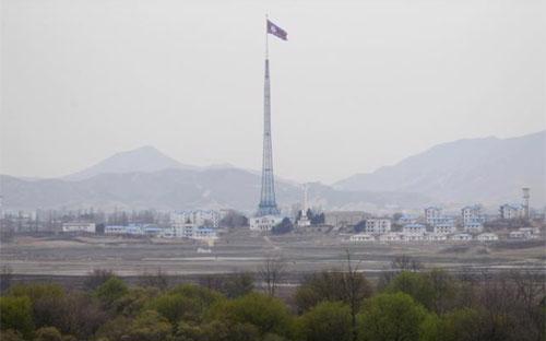 Ngôi làng <span class="Image_caption_KoNH1" data-reactid="32">Gijungdong của Triều Tiên ở gần biên giới giữa nước này với Hàn Quốc vào năm 2013 - Ảnh: Reuters.<br></span>