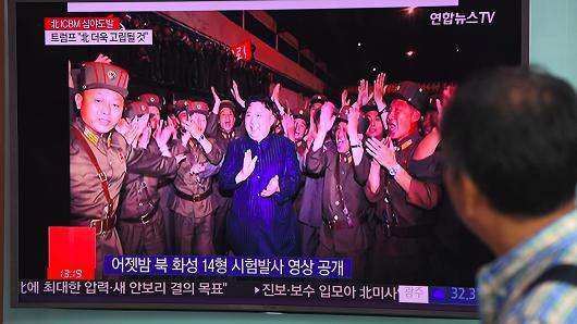 Một màn hình TV ở Hàn Quốc phát sóng bản tin trong đó có hình ảnh nhà lãnh đạo Triều Tiên Kim Jong Un sau vụ phóng thử tên lửa đạn đạo xuyên lục địa hôm 29/7 - Ảnh: Getty/CNBC.<br>