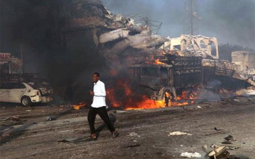 Hiện trường vụ đánh bom ở Mogadishu, Somalia - Ảnh: Reuters.<br>