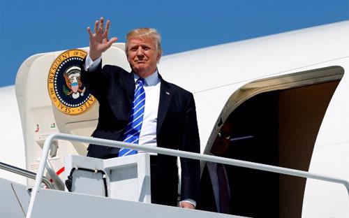 Tổng thống Mỹ Donald Trump bước xuống từ chuyên cơ Không lực 1 khi tới bang North Dakota, ngày 6/9 - Ảnh: Reuters.<br>