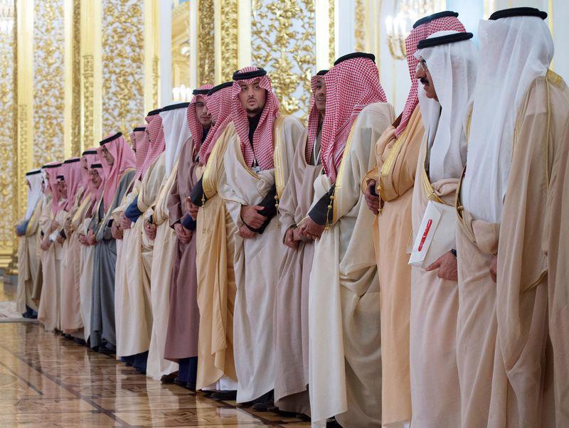 Một số thành viên đoàn tùy tùng của vua Salman trong chuyến thăm Nga trước giờ hội đàm ngày 5/10 - Ảnh: Getty/Bloomberg.<br>