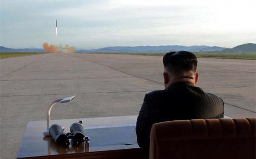 Nhà lãnh đạo Triều Tiên Kim Jong Un giám sát một vụ phóng tên lửa của nước này - Ảnh: KCNA/Reuters.<br>