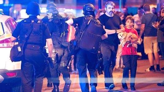 Lực lượng cảnh sát được triển khai ngoài sân Manchester Arena sau vụ nổ - Ảnh: AP/CNBC.<br>