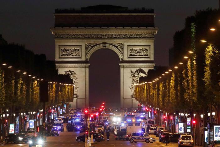 Xe cảnh sát Pháp trên đại lộ Champ Elysees sau vụ tấn công tối ngày 20/4 - Ảnh: Reuters.<br>