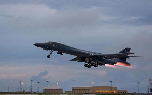 Một trong hai máy bay ném bom B-1B của Mỹ xuất phát từ Guam để bay tới bán đảo Triều Tiên ngày 10/10 - Ảnh: Quân đội Mỹ/Reuters.<br>