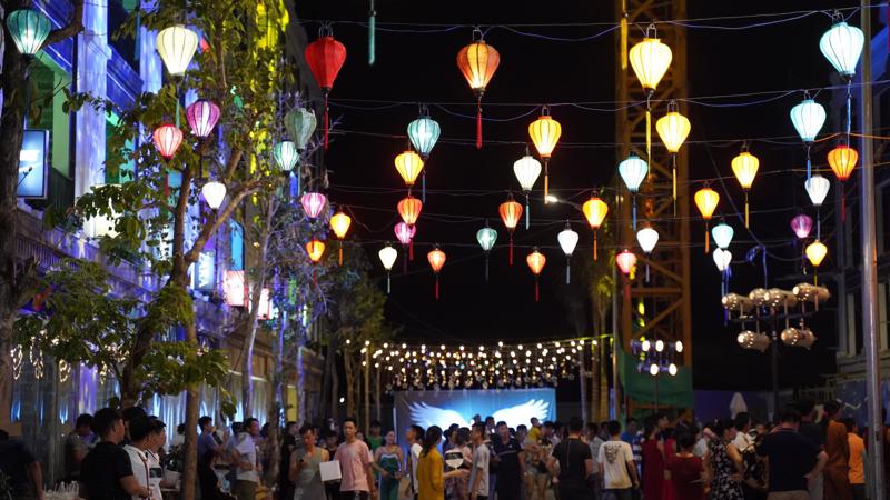 Hàng trăm người dân xứ Thanh đã đến tham dự lễ giới thiệu phố đêm Hoa Châu.