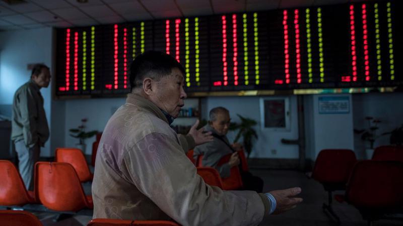Thống trị thị trường chứng khoán Trung Quốc là những nhà đầu tư cá nhân nhỏ lẻ - Ảnh: Bloomberg.