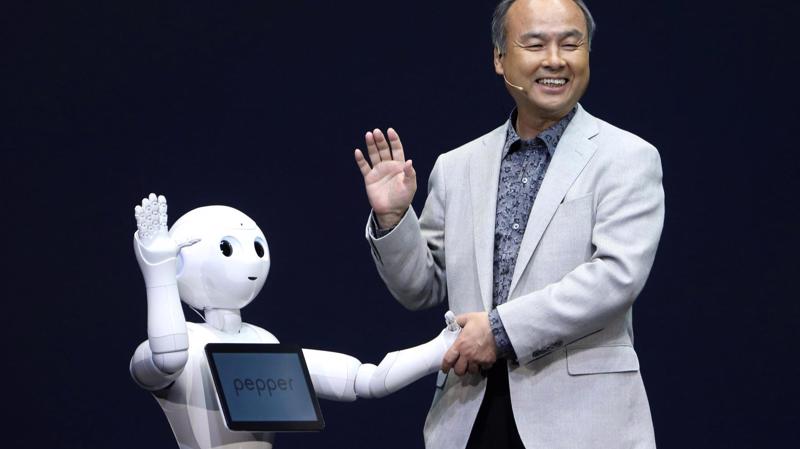 Tỷ phú Masayoshi Son, chủ tịch kiêm giám đốc điều hành của tập đoàn SoftBank Corp. bắt tay robot Pepper được phát triển bởi công ty Aldebran Robotics thuộc SoftBank.