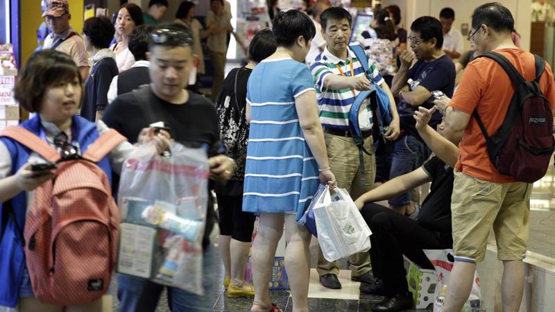 Chi tiêu trung bình cho mua sắm của du khách Trung Quốc ở nước ngoài cũng giảm xuống còn 5.800 Nhân dân tệ (855 USD) vào năm ngoái.