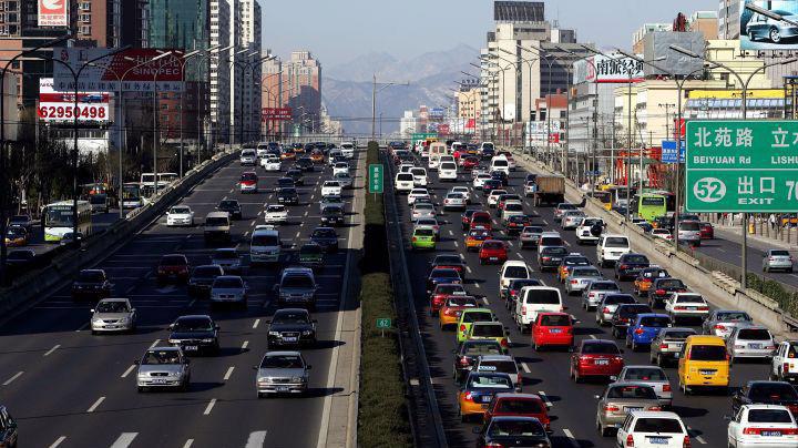 kinh tế giảm tốc, chiến tranh thương mại và việc chính phủ siết chặt kiểm soát ô nhiễm không khí là những lý do chính khiến doanh số thị trường ôtô Trung Quốc giảm mạnh. Ảnh: Getty Images.